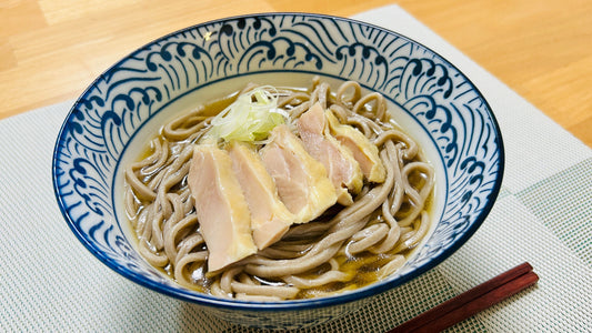 コシのある黒打ちそばと、親鶏で旨味を最大限に引き出した出汁の、冷たい肉そば
